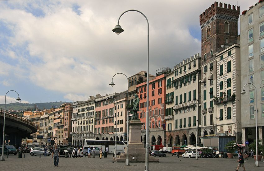 Multa da 300 euro perché mangia panino seduto in piazza: “Tirava molliche ai piccioni”
