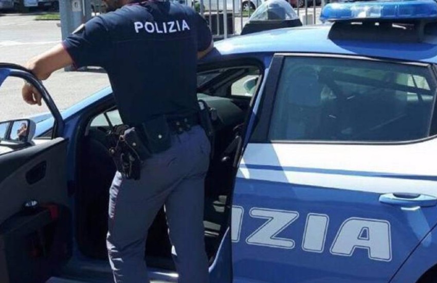 Genova: lanciano la droga dalla finestra ma atterra in testa ai cani della polizia. Padre e figlio arrestati