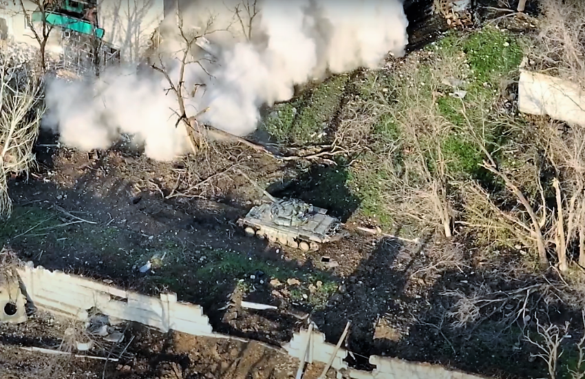 Il video del tank russo che spara contro un palazzo:”Ecco perché i civili non fuggono”