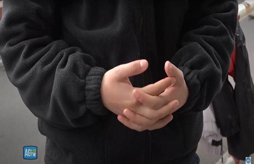 “Argentina di merda”: ricoverata una 13enne aggredita a scuola dal branco (VIDEO)