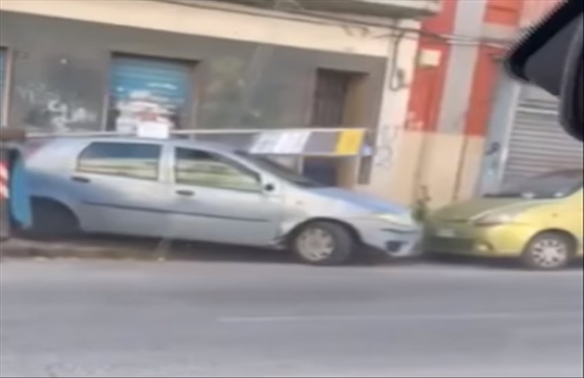 Allucinante episodio a Chiaiano: ruba la palina della fermata dell’autobus e se la carica sull’auto (VIDEO)