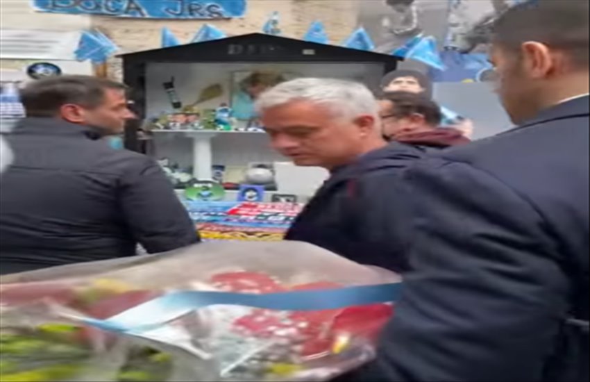 Anche Mourinho rende omaggio al murale di Maradona ai Quartieri Spagnoli (VIDEO)