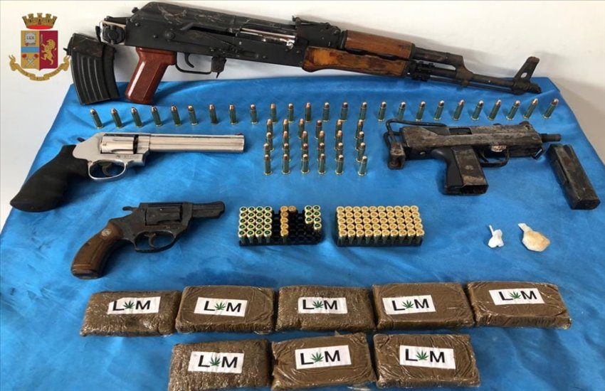 Controlli a tappeto su Pianura, ritrovato un vero arsenale in due stabili: mitragliatori, kalashnikov e pistole pronte a sparare