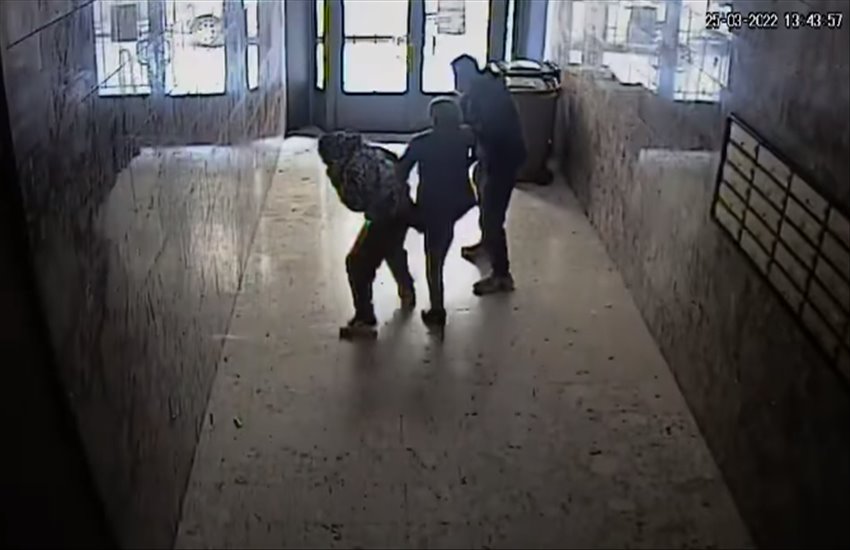 Choc in un palazzo di Casoria: donna rapinata sotto casa da due balordi in pieno giorno (VIDEO)