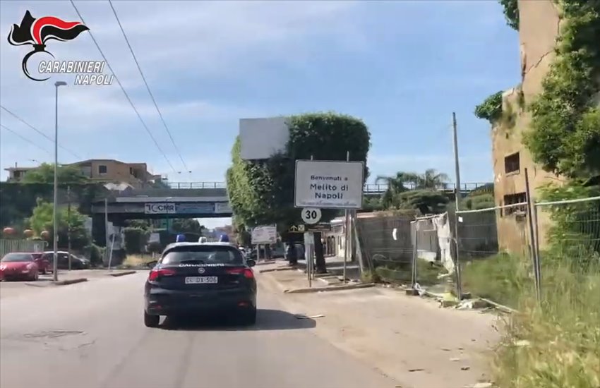 Coppia di latitanti vicini all’Alleanza di Secondigliano arrestati dopo 11 anni, si nascondevano in un appartamento di Melito (VIDEO)