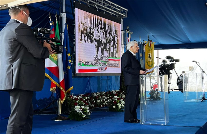 Mattarella ad Acerra per la Festa della Liberazione: “Qui c’è stato il più alto sacrificio di vite umane per la libertà” (VIDEO)