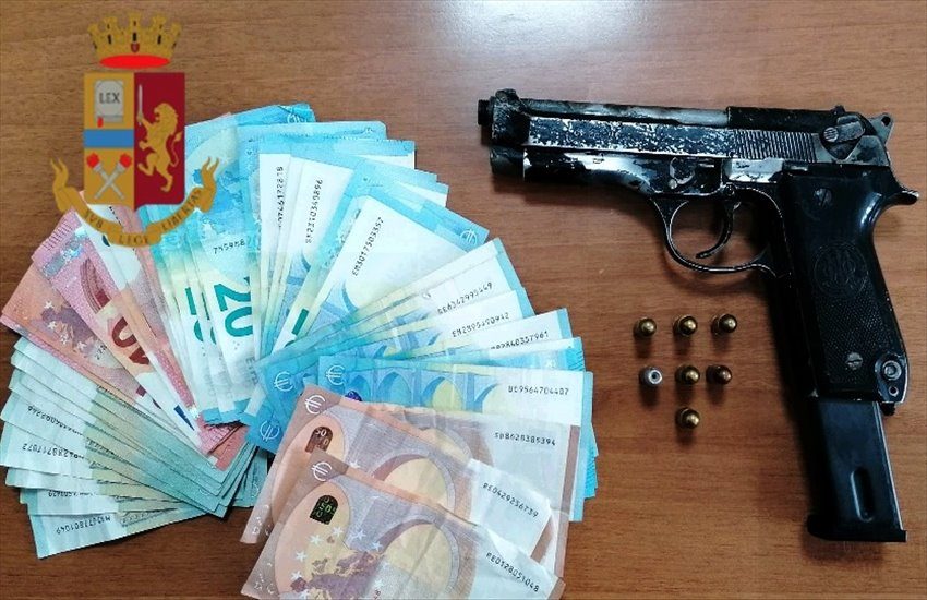 Rapina a mano armata in una farmacia al Rione Traiano: subito dopo parte la caccia al criminale