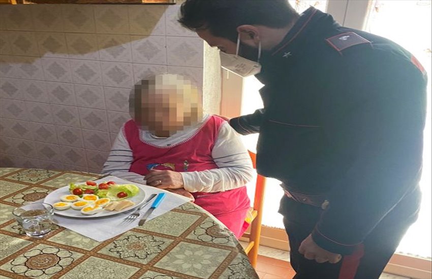 “Aiuto! Sono sola in casa”, carabinieri soccorrono un’anziana di Afragola. Una storia che stringe il cuore e fa riflettere