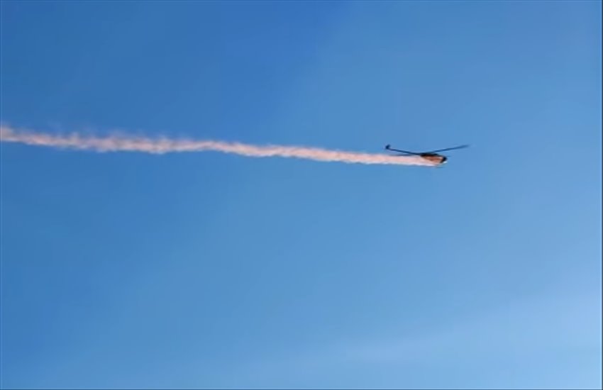 Un aereo rilascia fumo rosa nei cieli di Pozzuoli: ecco il perché