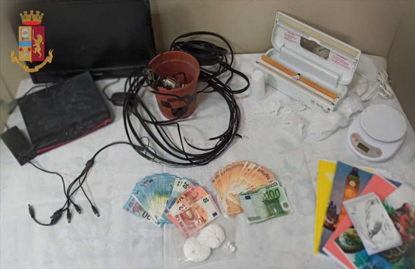 Soldi, droga e telecamere di sorveglianza in un appartamento ai Quartieri Spagnoli: intervengono i poliziotti dopo movimenti sospetti