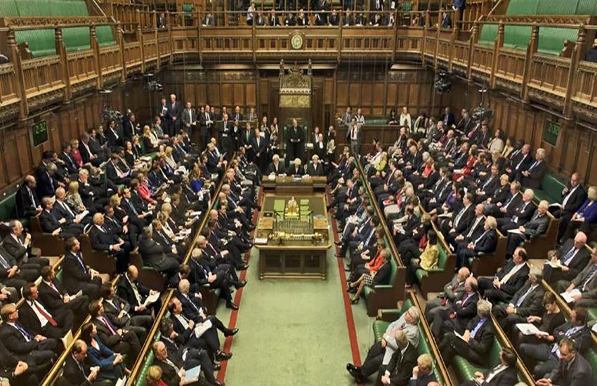 Guarda video porno accanto alla ministra: ennesimo scandalo inglese