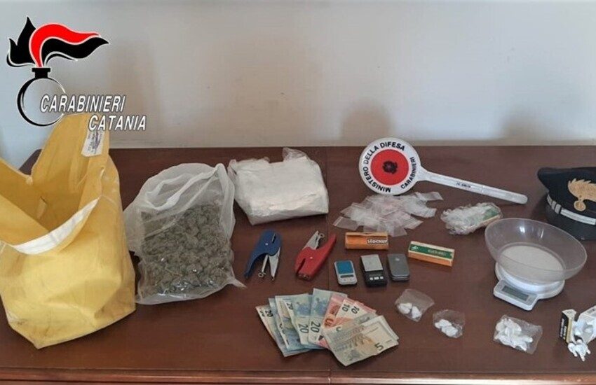 Catania, arrestati due pusher tra i garage di viale Nitta