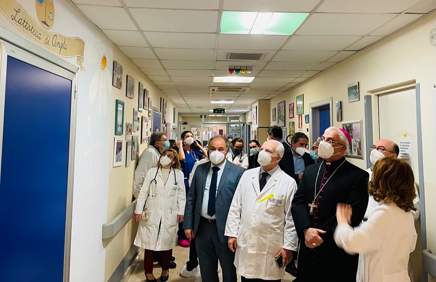 Ospedale Garibaldi-Nesima, arcivescovo Renna in visita al Reparto di Neonatologia