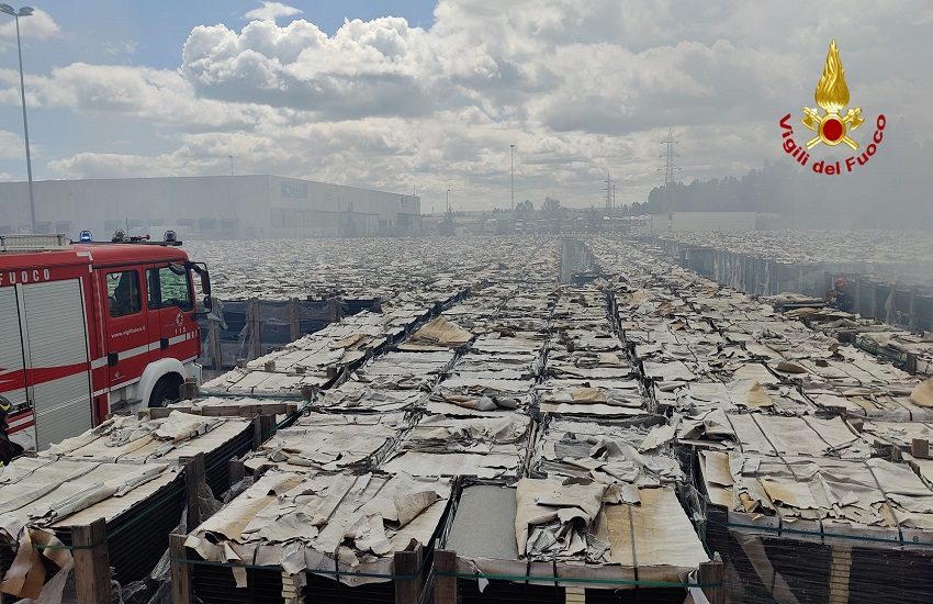 Pannelli solari in fiamme all’Interporto di Catania, Vigili del Fuoco sul posto – GALLERY