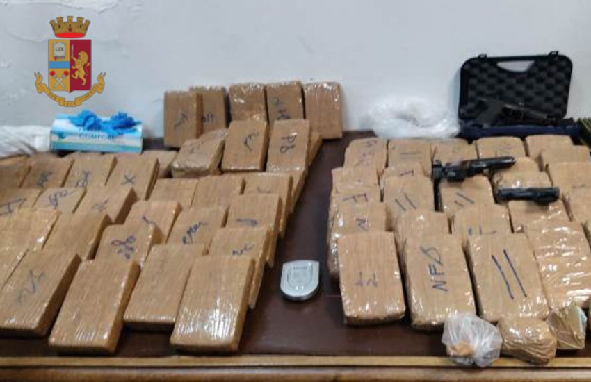 Droga, armi ed estorsioni agli ambulanti durante la festa di Sant’Oronzo. Game Over per il clan, 17 arresti