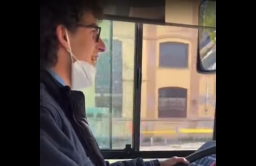 Guida senza patente il bus di linea: il video dello scandalo che imbarazza Torino