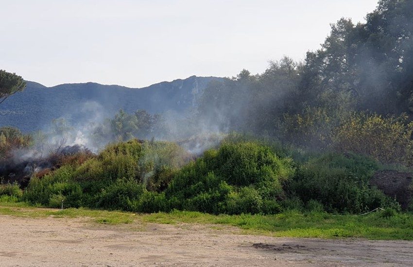 Ancora un vasto incendio nel Salento. L’emergenza è totale