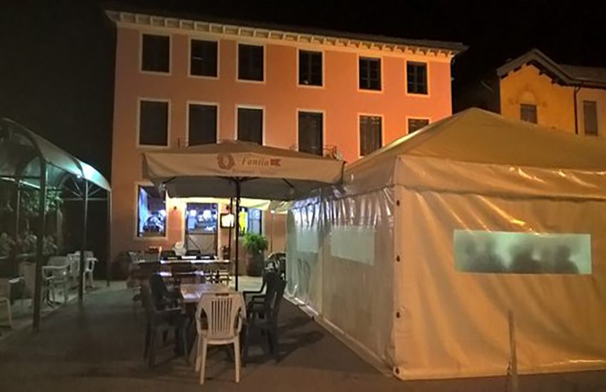 Si indigna perché “seduto vicino ai gay”: la reazione del gestore del locale è virale