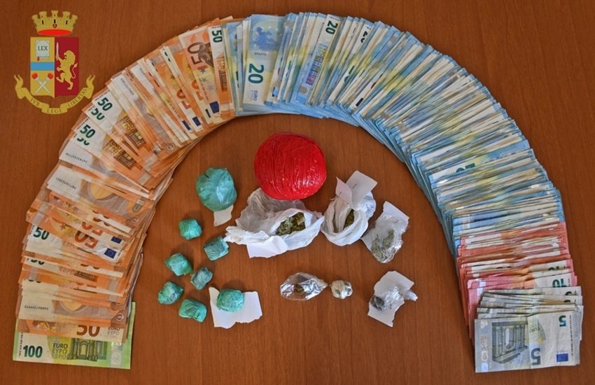 In giro con la droga e a casa oltre 10mila euro, arrestato per spaccio 22enne