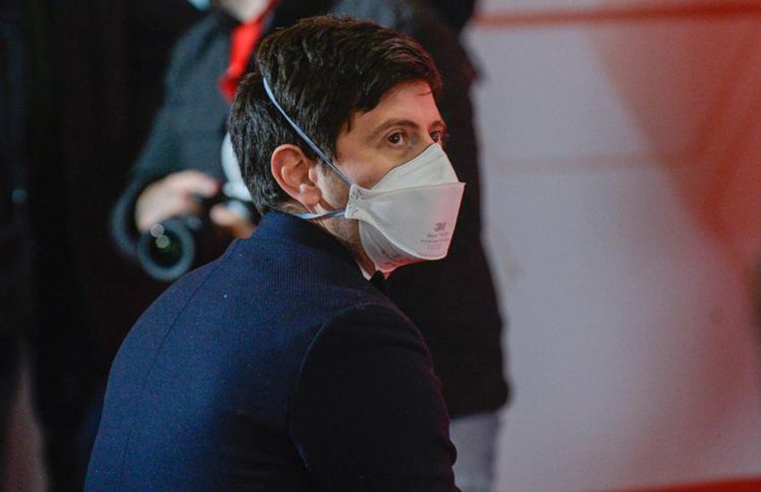 Mascherine: Speranza ci ripensa e firma nuova ordinanza