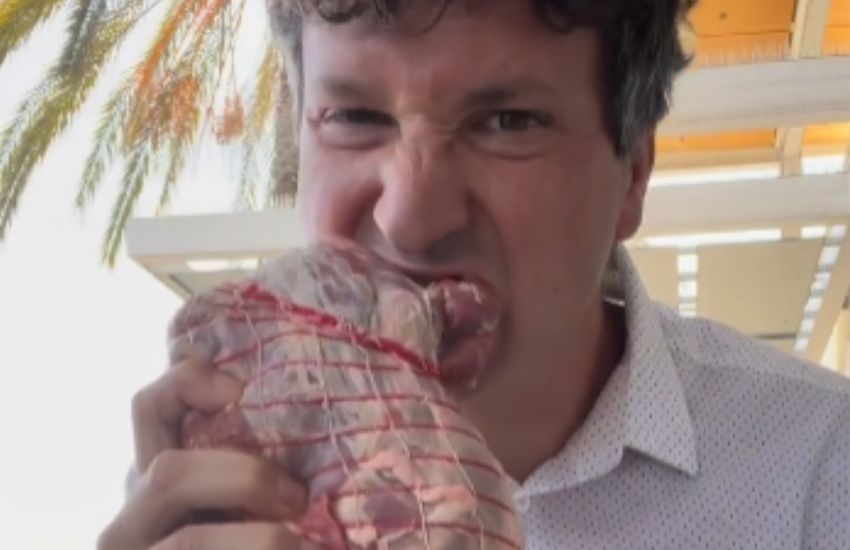 166 giorni mangiando solo carne cruda: ecco come si nutre un blogger [Video]
