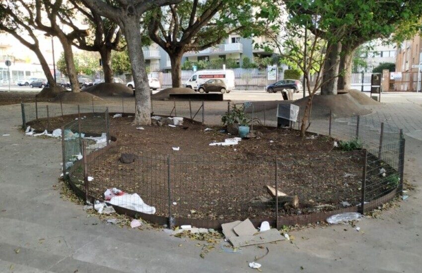 Piazza A. Lincoln nel “degrado: sporca e senza manutenzione”. [Le foto]