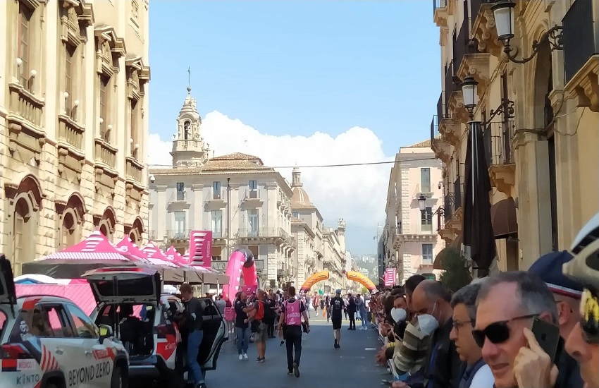 Quinta tappa Giro d’Italia a Catania: ampia folla in via Etnea, anche una scolaresca in gita – GALLERY e VIDEO