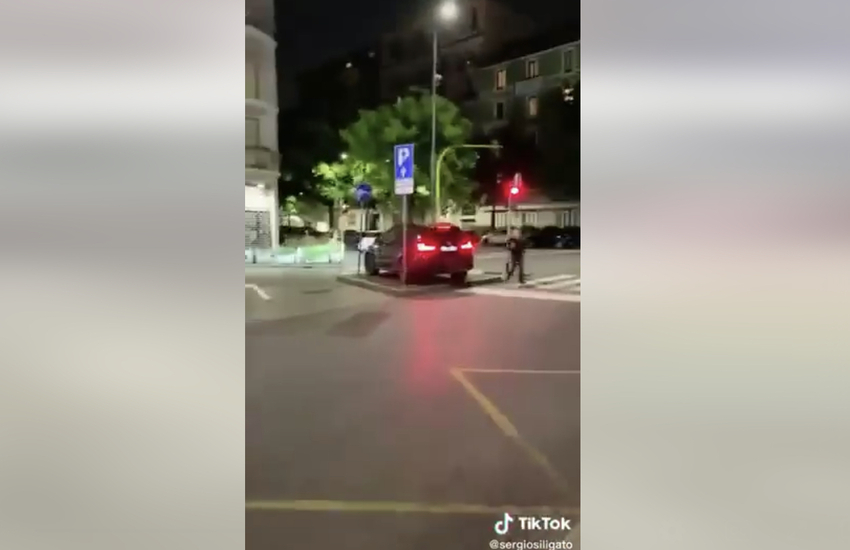 Milano: Donna blocca traffico con auto, urla e picchia un passante (video)