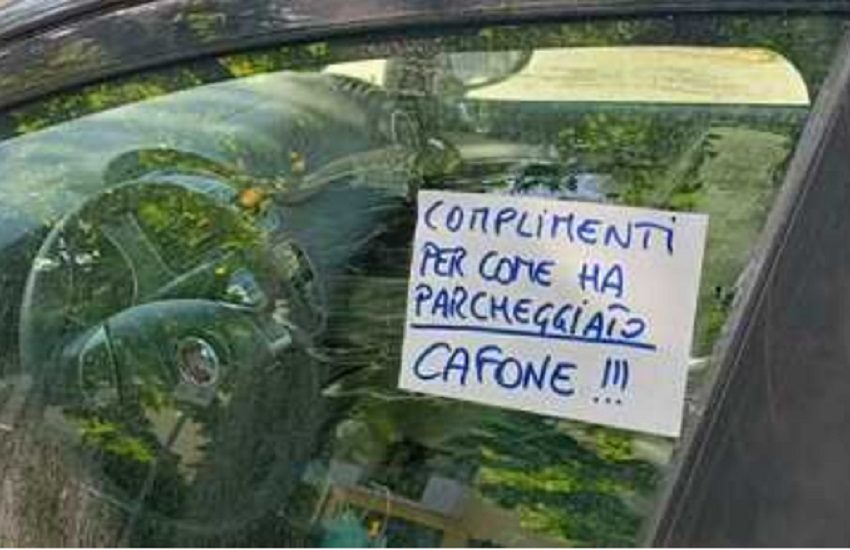 Non sopporta le auto parcheggiate male, insulta i proprietari con degli adesivi: denunciato 41enne