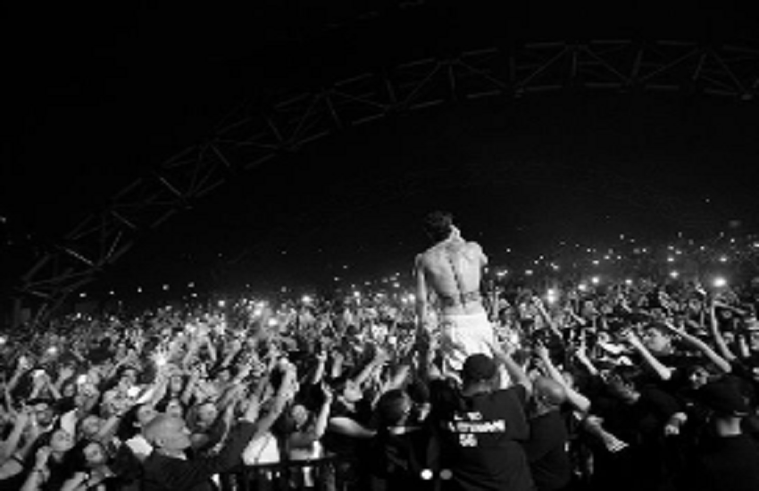 Blanco toccato nelle parti intime da una fan durante il concerto: è bufera sulla molestia