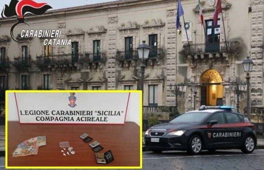 Aci Catena, beccati con la droga in auto, due pusher arrestati