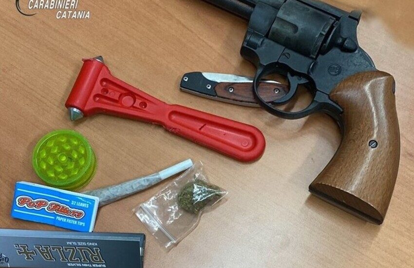 Gravina di Catania, denunciati 4 minorenni trovati con armi e grimaldelli