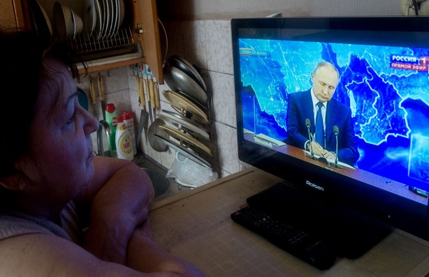 Russia, un messaggio contro la guerra in Ucraina appare in tv durante i festeggiamenti del 9 maggio