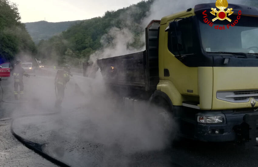 Autostrada A12: Camion prende fuoco [VIDEO]