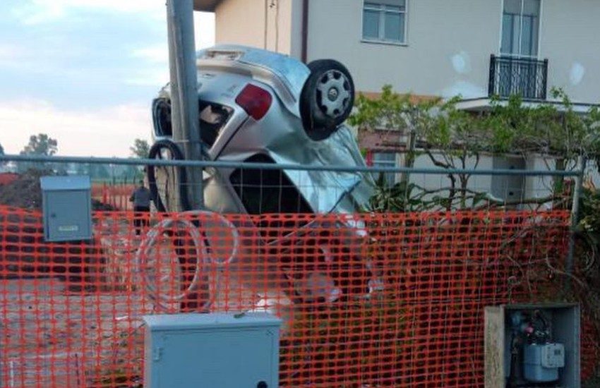 Fuori strada con l’auto a Latina: 24enne in ospedale in condizioni serie