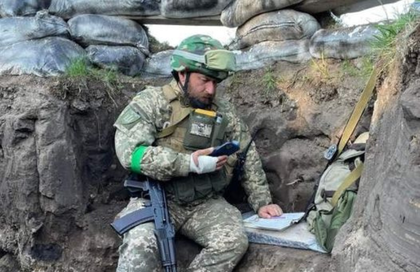 Ucraina: la storia del professore soldato che fa lezioni dalla trincea