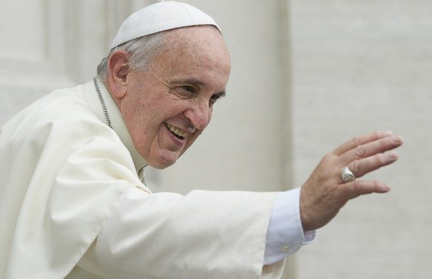 Papa Francesco “elogia” le rughe: “Non toccatele” e poi cita Anna Magnani