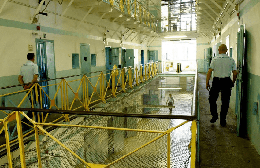 Meglio il carcere dei domiciliari con la moglie: accontentato dal giudice