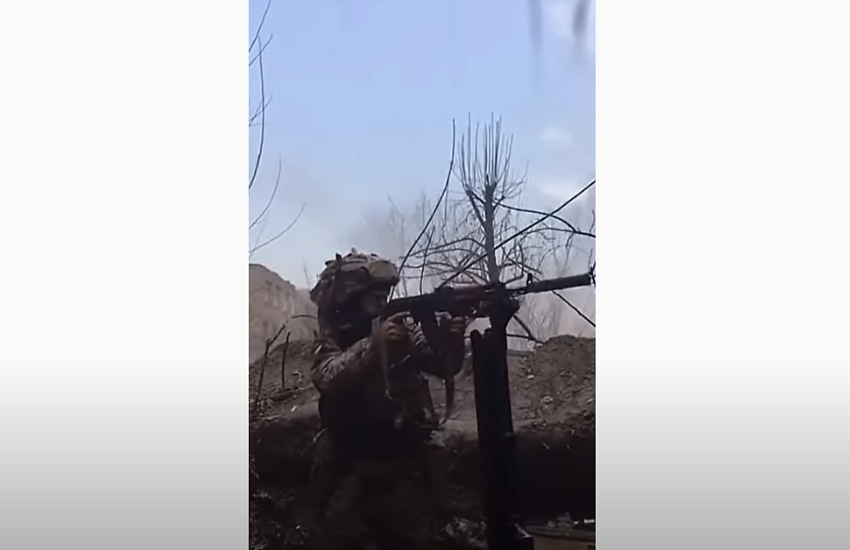 Ucraina, il video dall’inferno: soldato registra col cellulare mentre combatte in trincea