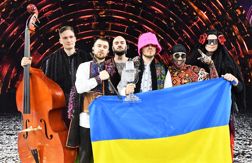Eurovision: la Kalush Orchestra mette all’asta il trofeo appena conquistato (VIDEO)