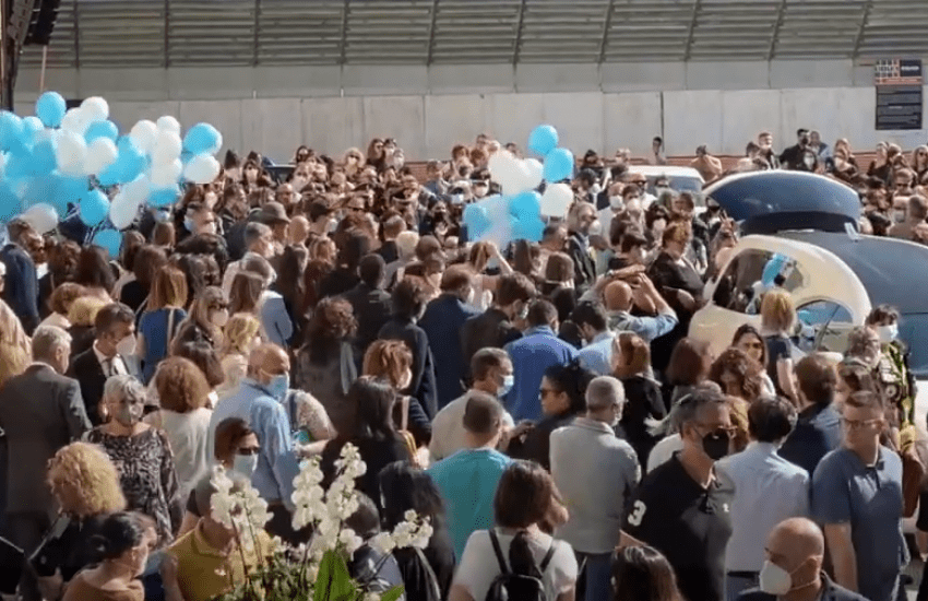 Il funerale del piccolo Tommaso: “Vivrai così, eterno bambino felice” (VIDEO)