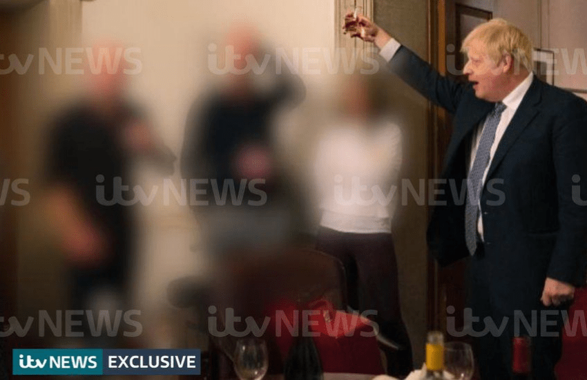 Partygate: ecco Boris Johnson che brinda durante il lockdown in Gran Bretagna