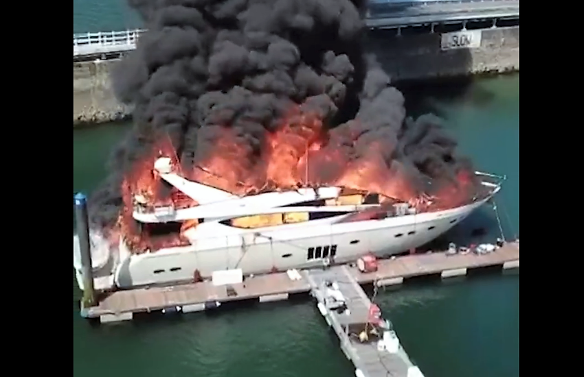 Superyacht da 6mln di euro distrutto da un incendio: il video inedito del disastro