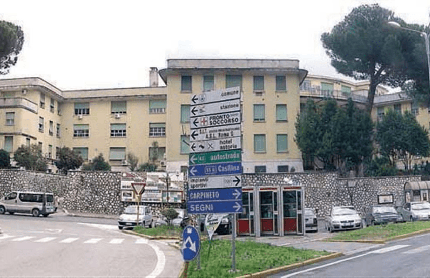 Roma: fugge dall’ospedale, ruba auto, si schianta e con il machete ne distrugge altre quattro