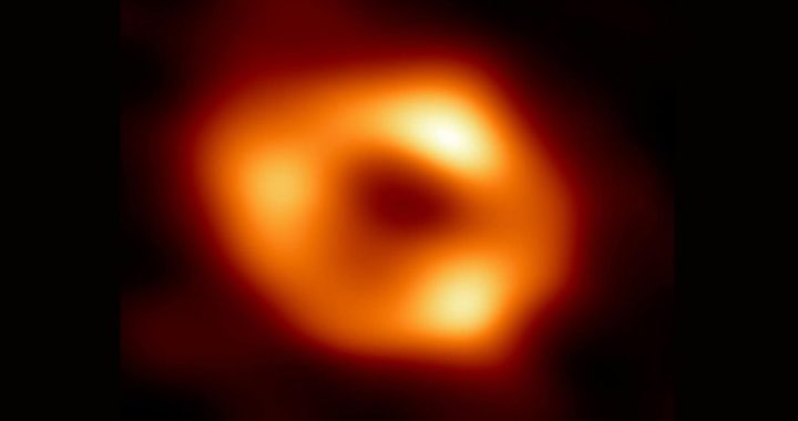 Scoperta storica tra le stelle, fotografato un buco nero nella via Lattea: c’è anche il contributo di Napoli