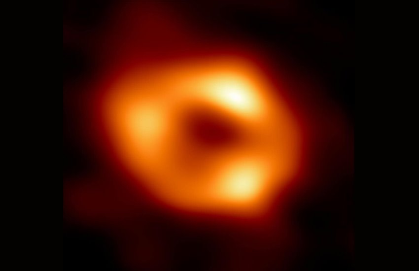 Scoperta storica tra le stelle, fotografato un buco nero nella via Lattea: c’è anche il contributo di Napoli