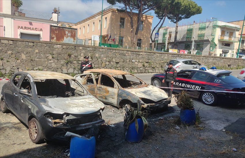 Folle piromane incendia 4 auto a Torre del Greco (VIDEO)