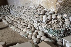 STORIE, MITI E LEGGENDE DI PARTENOPE- Le origini, gli aneddoti e le “star” del Cimitero delle Fontanelle