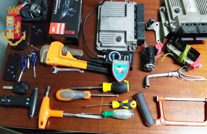 Sorpresi in giro per Pianura con un’auto rubata pronti a commettere furti