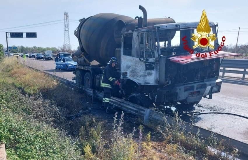 Paura sulla Statale, autobetoniera prende fuoco in corsa. Mezzo distrutto
